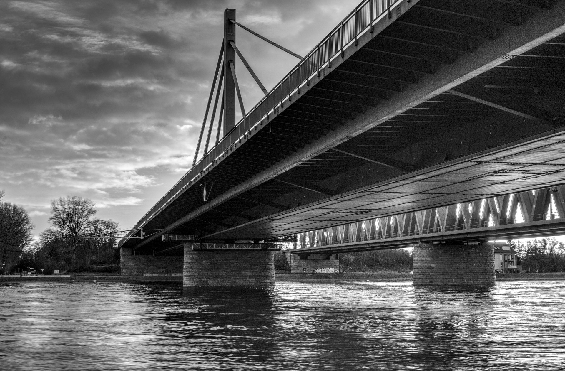 Bruecke_ueber_Fluss